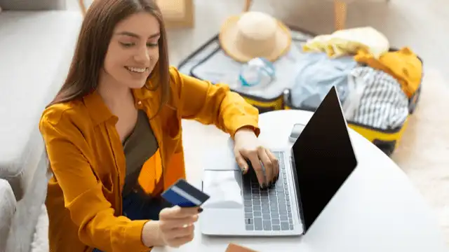 El pago de vacaciones y deudas, los motivos principales de los españoles para pedir un préstamo o utilizar una tarjeta de crédito